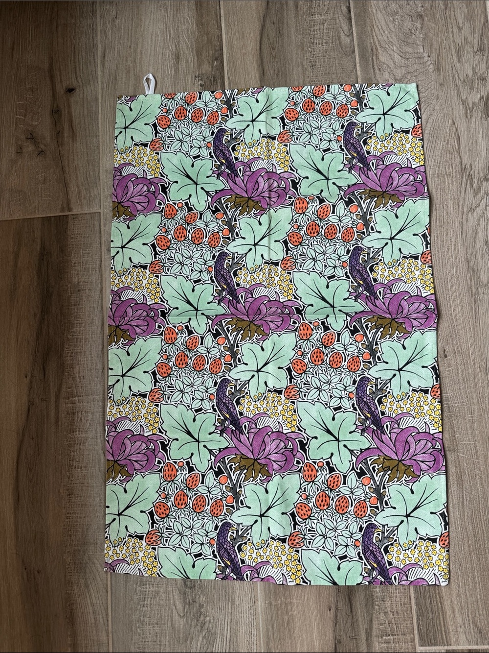 NWOT Victoria & Albert Museum V & A Bird & Strawberry pattern tea towel